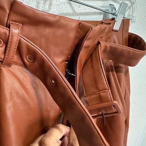 Abercrombie and Fitch Belted faux leather Ankle Pants - Picture 4 of 9